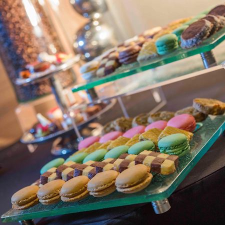 Presidente Intercontinental Mexico City By Ihg Экстерьер фото A selection of petits fours