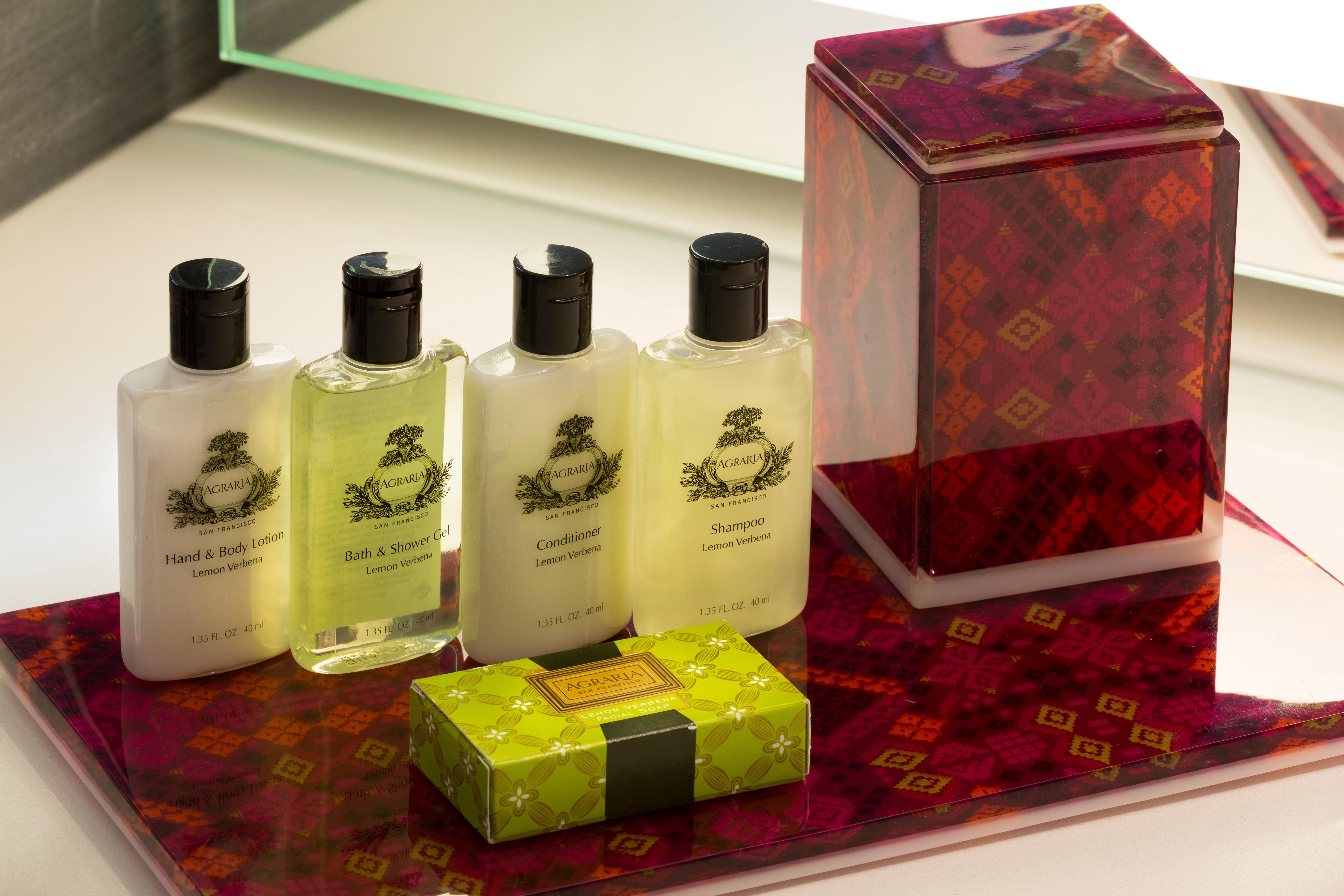 Presidente Intercontinental Mexico City By Ihg Экстерьер фото A selection of toiletries